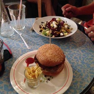 Burger and salad at Quinoa in Barcelona
