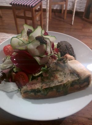 Vegan quiche with salad at Quinoa in Barcelona