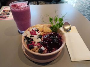 Blaubeeren Haferflocken Bowl at Wonderland Ljubljana in Ljubljana