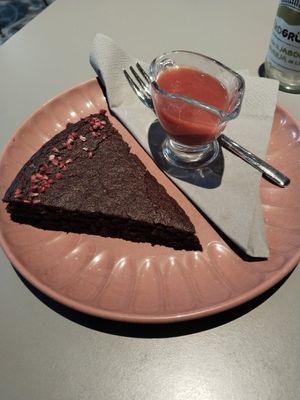 Brownie mit Himbeeren at Wonderland Ljubljana in Ljubljana
