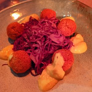 Polpette di legumi con crema di anacardi e cavolo cappuccio at Podere La Berta in Brisighella