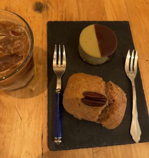 Iced oat coffee latte, raw cake pistachio, banana breadd  at roestkurve Coffeeroasters in Bonn