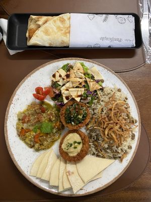 Prato vegano gourmet e shawarma de falafel vegano. Deliciosos!  at Vila Síria Gastronomia Árabe in Pocos De Caldas