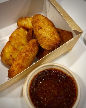 Delivered vegan nuggets with sweet'n'sour sauce at PizzOria in Premia De Mar