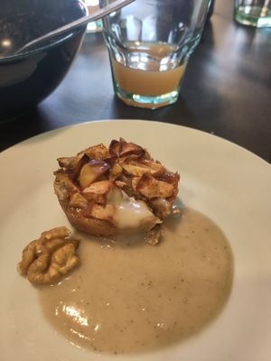 Delicious apple pie (vegan) at James Tagesbar & Catering in Berlin