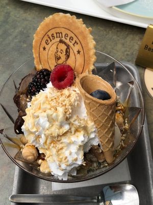 Nussknacker Eisbecher vegan   at Eismeer in Munich