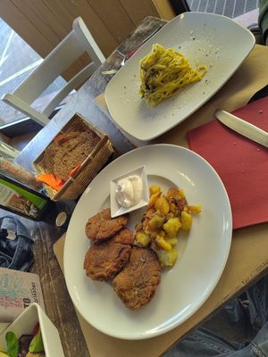 Spagetti carbonara and mushrooms torteletti at Edenatura in Intra