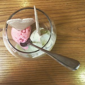 Pistachio & strawberry vegan gelato at Edenatura in Intra