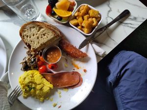 Full english breakfast at Siempre Breakfast & Lunch in Toronto