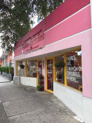 Front shop at Bunnie Cakes in Doral