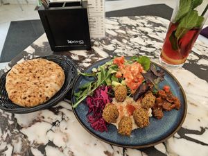 Falafel-Mix Teller & Rimonana at Taïm Streetfood Cafe in Vienna