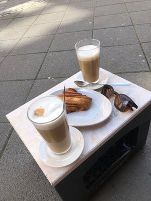 Oat milk en vegan frambozen gebak  at gutviertel in Frankfurt