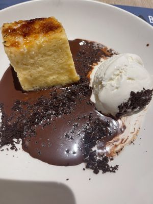 Torrija caramelizada con helado de chocolate blanco  at Viva by la Roca in Burgos