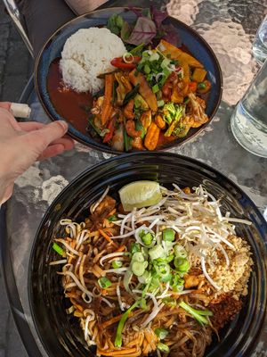 Pad Thai (Tofu) + Pad Cashew (Vegetables) at Sweet Lemon Terrassen in Lund
