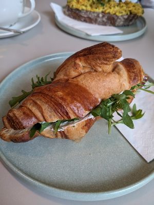Croissant pikant mit Gartenkräuter-Aufstrich at ELOU in Vienna