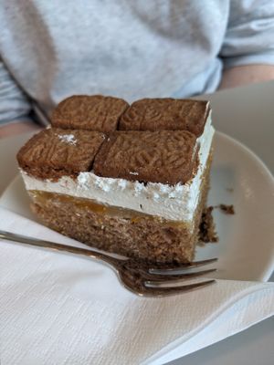 Spekulatius-Orangen Schnitte at ELOU in Vienna