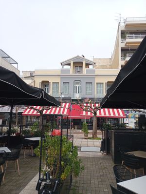 L'artigiano Pizza.Καλαμάτα.Εξωτερικο καταστηματος και καθιστικο στο Λιμανι. at l'Artigiano  in Kalamata