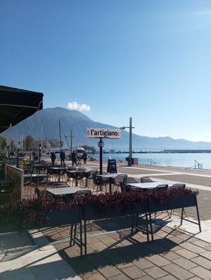 L'artigiano Pizza.Εξωτερικα τραπεζοκαθισματα διπλα στη θαλασσα στο Λιμανι Καλαματας. at l'Artigiano  in Kalamata