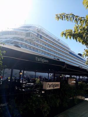 L'artigiano Pizza.Κρουαζιεροπλειο διπλα στο καταστημα. at l'Artigiano  in Kalamata