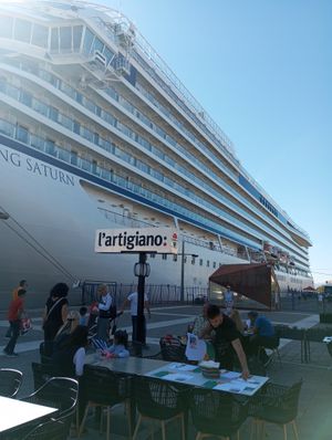 L'artigiano Pizza.Το κρουαζιεροπλοιο VIGING SATURN διπλα στο καταστημα στο Λιμανι Καλαματας. at l'Artigiano  in Kalamata