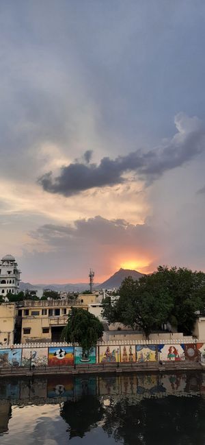 Doesn't get better than sunset over monsoon palace 🤩 at Smokey Jo's Cafe in Udaipur