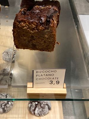 Vegan banana bread at Dosis Cafe in Madrid