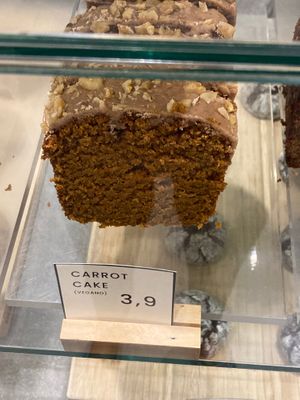 Vegan carrot cake at Dosis Cafe in Madrid