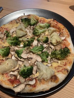 Vegane Pizza mit Brokkoli, Champignons und Artischocken  at Pizzaland in Bielefeld