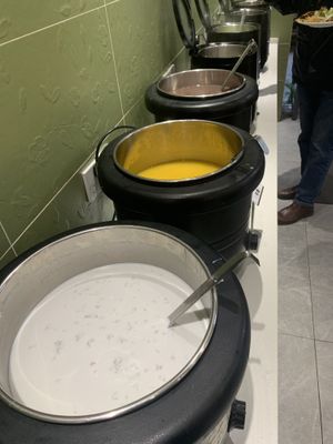 椰乳桃胶雪燕里面含有牛奶成分  at Yeyunbian Vegetarian Buffet Restaurant - 野云边素食自助餐厅 in Kunming