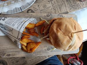 Hamburguesa vegana con patatas gajo at Café-Bar La Galería in Avila
