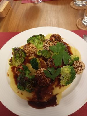 Bällchen mit Kartoffelbrei und Brokkoli at Vegane Gastrothek Charisma in Radolfzell