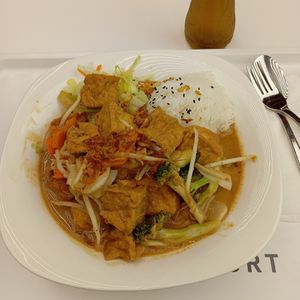 Gebratener Tofu mit Reis und Gemüse at Fresh Rolls - East Side Mall in Berlin
