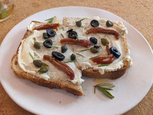 Toast with Cashew Cream Oliven, Kapern, getrockneten Tomaten und Rosmarin at GAL Cafe in Lisbon