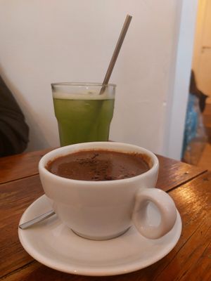Chocolate quente e limonada de hortelã at GAL Cafe in Lisbon