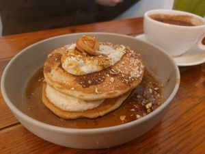 Panquecas de maçã e creme de cajú at GAL Cafe in Lisbon