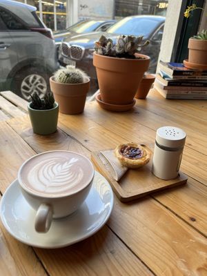 Mochaccino et Pastel de nata.  at GAL Cafe in Lisbon