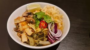 Vegetarian Kaosoi Curry Noodle at TAB - TakeABreak in Porto