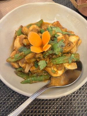 Curry de espárragos y champiñones  at Jimbu in Evora