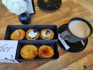 Bebida vegetal y cuatro diferentes pastel veganos at Nat'elier | Pastel de Nata in Lisbon