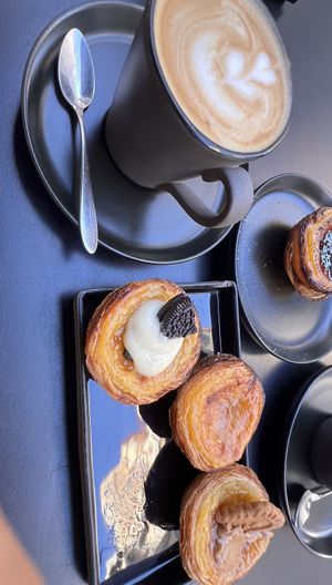 Creme brûlée frisch flambiert, Oreo, Biscoff und das Original plus Flat white  at Nat'elier | Pastel de Nata in Lisbon