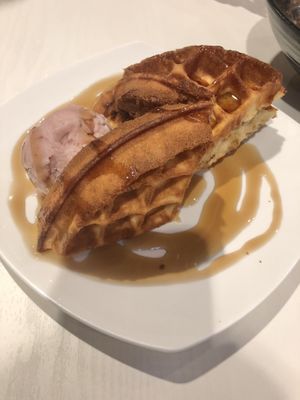 Waffle + 1 scoop strawberry icecream 👍🏻👍🏻👍🏻 at WellSmoocht in West Singapore