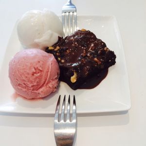 brownie and icecream  at WellSmoocht in West Singapore