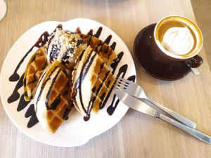 Waffle and latte at WellSmoocht in West Singapore