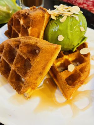 The waffle is crispy and tasty together with mocha flavour ice cream. But they don’t provide chocolate drizzle. You have to pay extra 0.50 cents.   at WellSmoocht in West Singapore