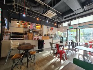 Quiet Sunday Afternoon ~ 9/10/22 at WellSmoocht in West Singapore