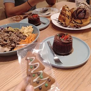 Desserts and free gingerbread cookie at WellSmoocht in West Singapore