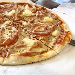 Hawaiian pizza at WellSmoocht in West Singapore