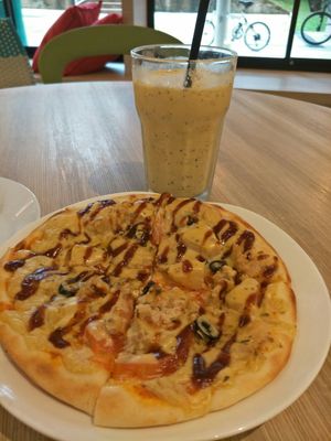 BBQ pizza?& smoothie at WellSmoocht in West Singapore