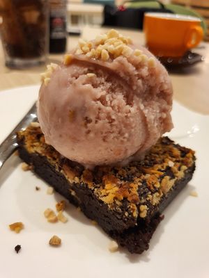 Brownie with strawberry ice cream at WellSmoocht in West Singapore