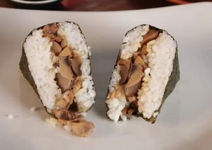 De cogumelos refogados e cebola at Onigiri To Go Londrina in Londrina